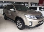 Cần bán xe Kia Sorento đời 2017, màu ghi vàng