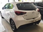 Cần bán gấp Mazda 2 đời 2017, màu trắng