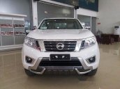 Bán Nissan Navara đời 2017, màu trắng 