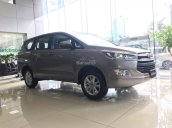 Bán ô tô Toyota Innova E đời 2018, màu đồng ánh kim, giao xe ngay