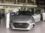 Cần bán Hyundai Elantra đời 2018 màu bạc, giá 629 triệu