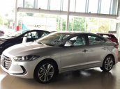 Cần bán Hyundai Elantra đời 2018 màu bạc, giá 629 triệu