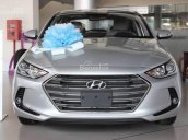 Cần bán Hyundai Elantra đời 2018 màu bạc, giá 629 triệu