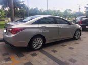 Cần bán Hyundai Sonata đời 2010, màu bạc, nhập khẩu nguyên chiếc, xe gia đình