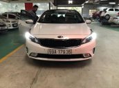 Cần bán gấp Kia Cerato AT đời 2017, màu trắng