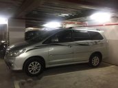 Cần bán gấp Toyota Innova V năm 2015, màu bạc xe gia đình