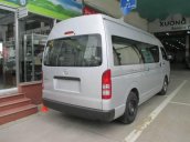 Bán Toyota Hiace đời 2017, màu bạc, nhập khẩu