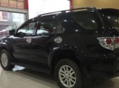 Salon bán xe Toyota Fortuner 2.7V 2013, màu đen 