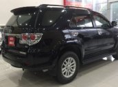 Salon bán xe Toyota Fortuner 2.7V 2013, màu đen 