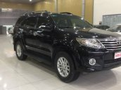 Salon bán xe Toyota Fortuner 2.7V 2013, màu đen 