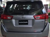 Bán xe Toyota Innova đời 2017, màu bạc, giá tốt