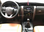 Bán Toyota Fortuner 2.4MT đời 2016, màu bạc, xe gia đình