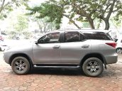 Bán Toyota Fortuner 2.4MT đời 2016, màu bạc, xe gia đình