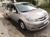 Gia đình bán Toyota Sienna LE 2009 màu xám bạc