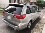 Gia đình bán Toyota Sienna LE 2009 màu xám bạc