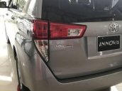 Bán xe Toyota Innova đời 2018, màu bạc 