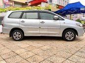 Cần bán gấp Toyota Innova E đời 2014, màu bạc còn mới