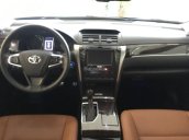 Cần bán xe Toyota Camry 2.0E năm 2018, màu đen, giao xe trước tết
