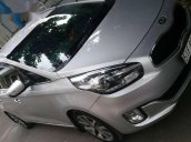 Bán xe Kia Rondo đời 2016, màu bạc còn mới