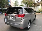 Cần bán lại xe Toyota Innova 2.0E MT 2017, màu bạc xe gia đình