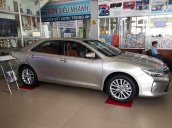 Bán Toyota Camry 2.5Q năm 2018, màu vàng