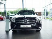 Bán xe Mercedes GLC 300 màu đen, giá tốt. Giao xe ngay