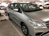 Cần bán gấp Toyota Innova 2.0E đời 2015, màu bạc