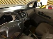 Cần bán gấp Toyota Innova 2.0E đời 2015, màu bạc