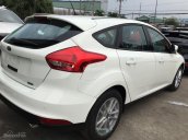 Cần bán Ford Focus Trend Hatback đời 2018, màu trắng. Hỗ trợ đăng ký sang tên