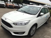 Cần bán Ford Focus Trend Hatback đời 2018, màu trắng. Hỗ trợ đăng ký sang tên