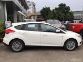 Cần bán Ford Focus Trend Hatback đời 2018, màu trắng. Hỗ trợ đăng ký sang tên