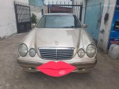 Cần bán xe Mercedes E 230 đời 2002, màu vàng cát, nhập khẩu, giá 215tr