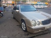 Cần bán xe Mercedes E 230 đời 2002, màu vàng cát, nhập khẩu, giá 215tr