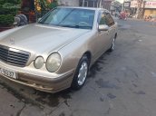 Cần bán xe Mercedes E 230 đời 2002, màu vàng cát, nhập khẩu, giá 215tr