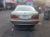 Cần bán xe Mercedes E 230 đời 2002, màu vàng cát, nhập khẩu, giá 215tr