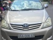 Xe Toyota Innova đời 2011, màu bạc xe gia đình