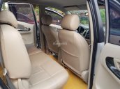 Cần bán Toyota Innova E sản xuất 2013, màu bạc xe gia đình chính chủ