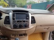 Cần bán Toyota Innova E sản xuất 2013, màu bạc xe gia đình chính chủ