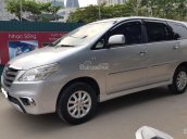 Cần bán Toyota Innova E sản xuất 2013, màu bạc xe gia đình chính chủ