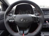 Cần bán Hyundai Elantra đời 2018, màu đen