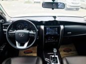 Bán xe Toyota Fortuner 4X2 AT đời 2017, màu trắng số tự động