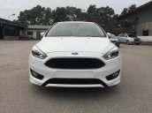 Giao ngay Ford Focus 5D Sport cao cấp đời 2018 màu trắng, hỗ trợ giảm giá khuyến mại phụ kiện lớn