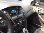 Giao ngay Ford Focus 5D Sport cao cấp đời 2018 màu trắng, hỗ trợ giảm giá khuyến mại phụ kiện lớn