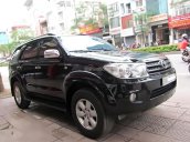 Cần bán gấp Toyota Fortuner 2.7V đời 2011, màu đen xe gia đình