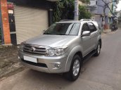 Cần bán xe Toyota Fortuner 2010, bản V, số tự động màu bạc