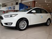 Bán Ford Focus 2018, màu trắng chỉ với 100 triệu tiền mặt, hỗ trợ trả góp lên tới 90% giá trị xe. Mr Trung: 0967664648