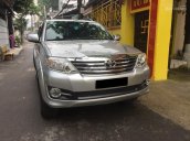 Cần bán gấp xe Toyota Fortuner V 2016 số tự động màu bạc