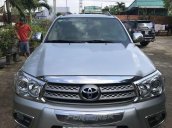 Bán xe Toyota Fortuner năm sản xuất 2010, màu bạc còn mới