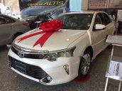 Cần bán xe Toyota Camry 2.0E đời 2018, màu trắng
