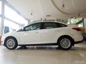 Bán xe Ford Focus trend sản xuất 2018, màu trắng giá cạnh tranh